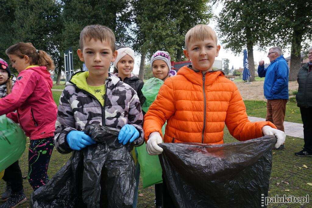 Uczniowie z Rogowa wysprzątali okolice jeziora. Dzięki nim ziemia oddycha  