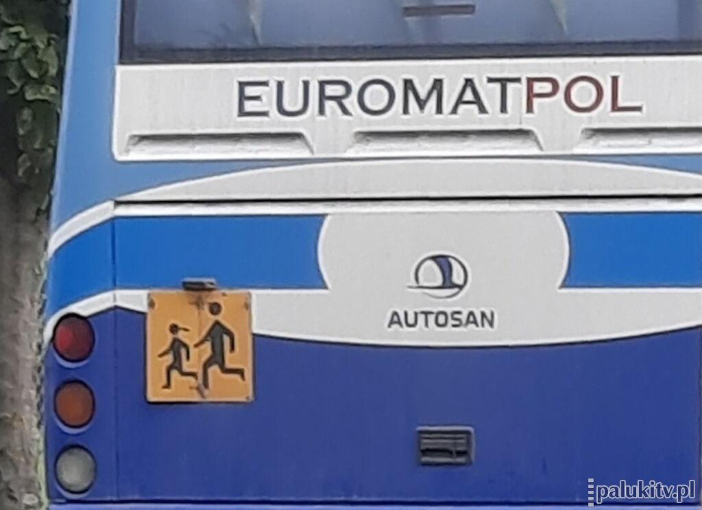 Rodzice boją się o bezpieczeństwo swoich dzieci w czasie dowozu do szkoły w Rogowie. Autobus prowadzi 79-letni kierowca 