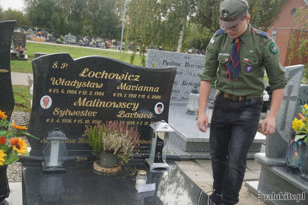 Pamięć o zmarłych nauczycielach. Społeczność szkolna i harcerze zapalają znicze na grobach pracowników dwójki w Żninie