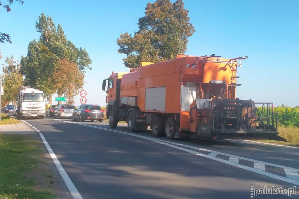 Trwają prace poprawkowe na jezdni drogi Żnin - Murczyn