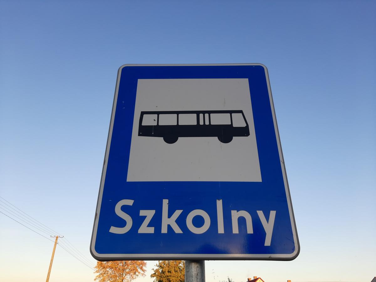 79-letni kierowca autobusu szkolnego jeździ inną trasą, ale nadal dowozi dzieci do szkoły w Rogowie