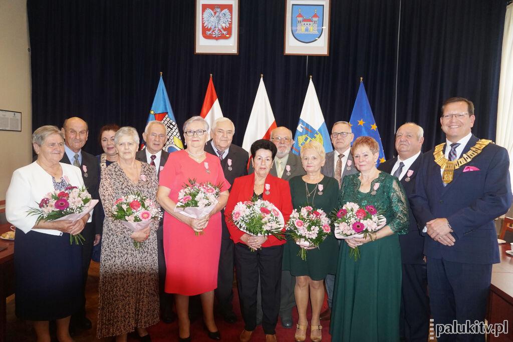 Sześć par obchodziło Złote Gody w Urzędzie Miejskim w Żninie. - Kłócić się można, ale zaraz trzeba wybaczać - mówią małżonkowie (zdjęcia)