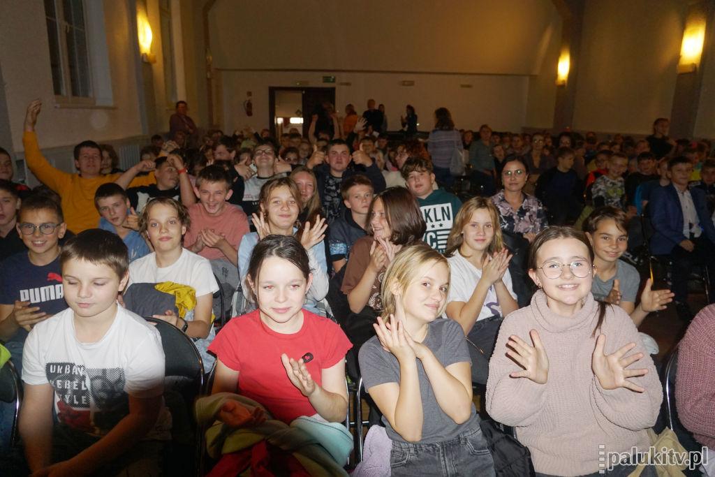 Laboratorium pokazało dzieciom  w ŻDK, jak podstępne są używki