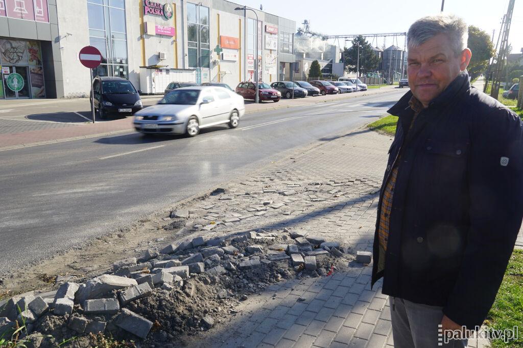 Oderwane kostki fruwają nad jezdnią; wjazd do Magnum w Żninie rozsypał się 