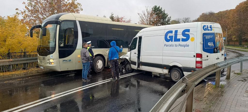 Kurier zderzył się z autokarem w Kcyni. Wewnątrz znajdowali się pasażerowie