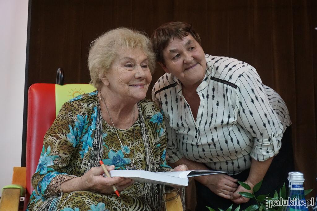 - Dostaję listy jako Mostowiakowa. Teresa Lipowska gościła w Rogowie