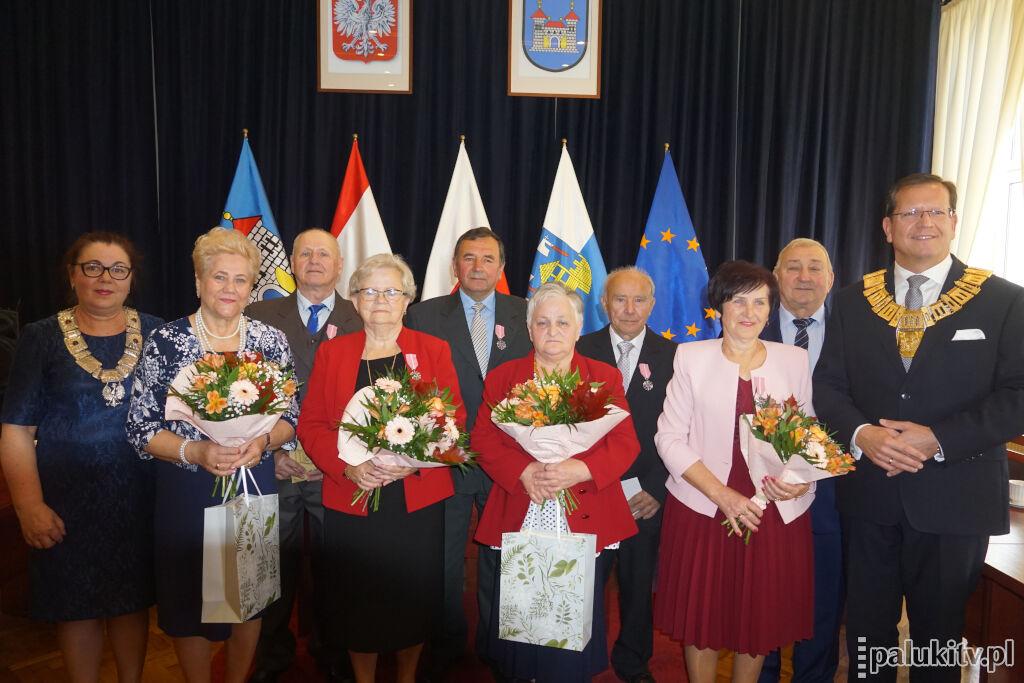 Są dla siebie zawsze w dobrych i złych chwilach. I tak przez 50 lat. W USC w Żninie jubileusze świętowały cztery pary (zdjęcia)