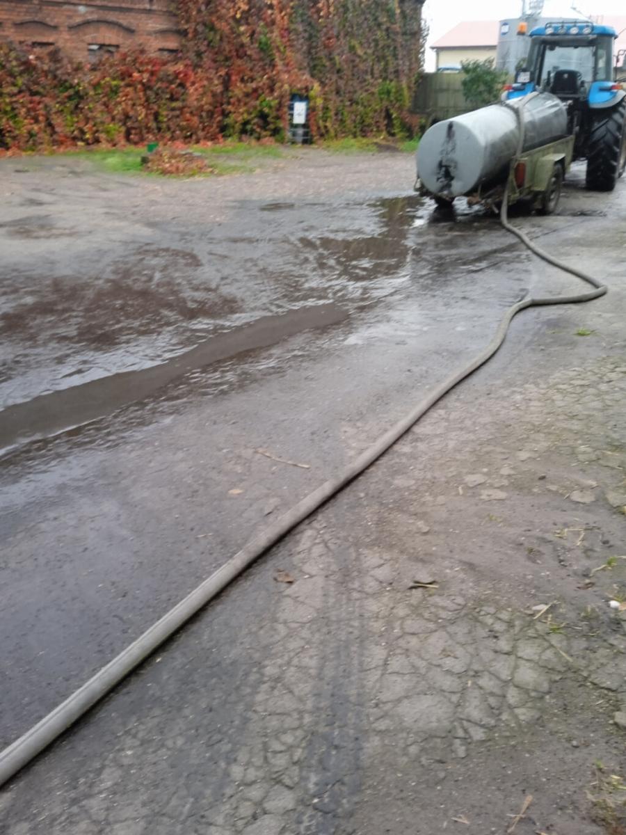 Wybudowane odwodnienie w Sulinowie jest niewydolne, z posesji wypompowano 16 tysięcy litrów deszczówki (galeria)