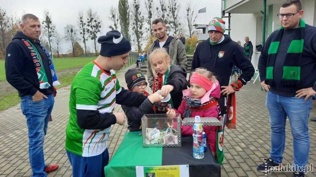 Derby w Piechcinie dla Dębu Barcin, ale wszyscy zagrali dla kontuzjowanego zawodnika Zagłębia - Sławomira Woźniaka. Na stadionie zebrano 2.000 zł (wideo i zdjęcia)