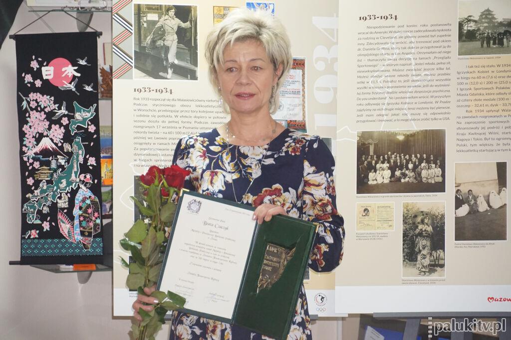 Na wernisażu wystawy o wielkiej lekkoatletce, dyrektorkę żnińskiej biblioteki spotkała niespodzianka. Z okazji końca jej kadencji