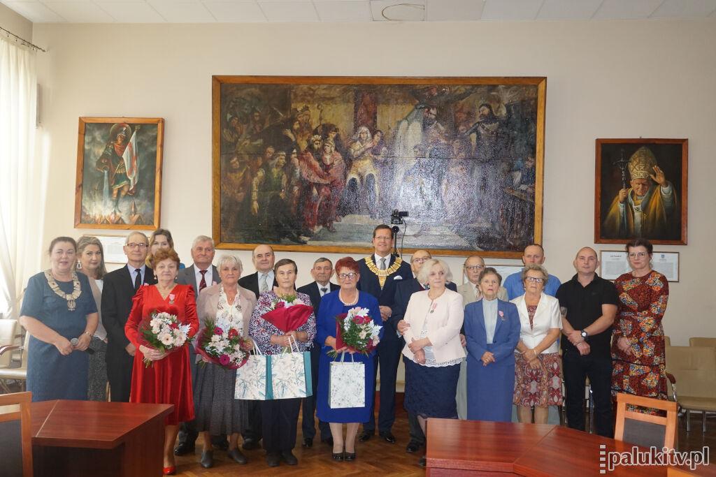 Złote Gody w Żninie. Ich miłość rodziła się na potańcówkach, w drodze do pracy, na ławeczce pod urokliwą wiśnią