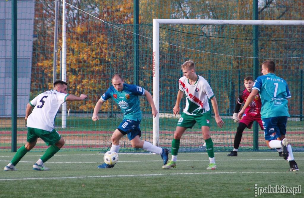 Trener Mariusz Raczkowski postawił Dąb do pionu. Barcinianie zagrali na szóstkę. Hat trick Oliwiera Kuranta