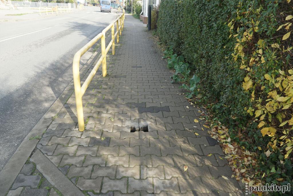 Czy znów na Szpitalnej w Żninie musi stanąć pachołek Czarnego Konia? W ZDP odpowiadają, że postawią swój, a po święcie naprawią chodnik