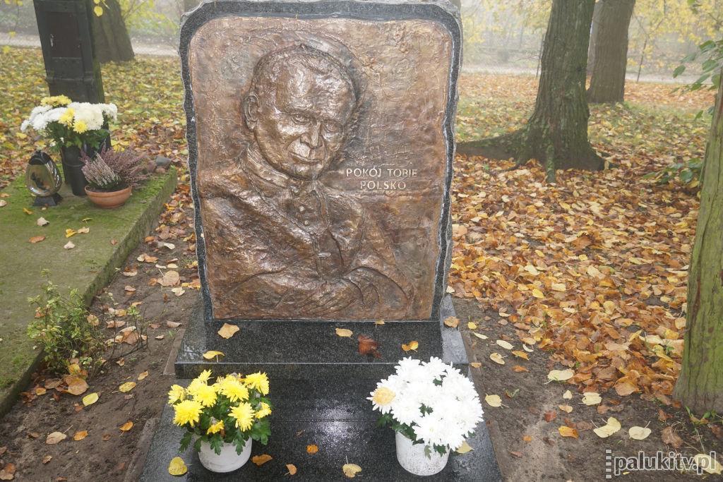 Odnowiona tablica św. Jana Pawła II jest już w Gorzycach. Nazwa skweru jego imienia w Żninie ma zostać zniesiona