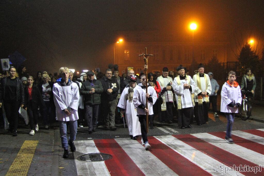 Korowód świętych przeszedł ulicami Szubina. Refleksja nad przemijaniem życia
