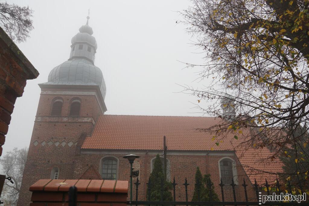 Potrzebny milion na wieżę kościoła w Górze. Są zacieki, deski zmurszały, blacha odpada. Proboszcz prosi wiernych o pomoc