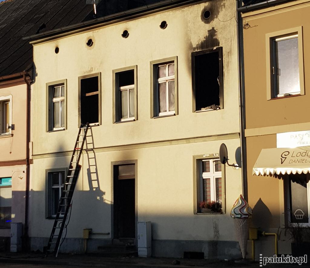 Kamienica w Łabiszynie objęta ogniem. Nie żyje jedna osoba, inna ratowała się skokiem przez okno (nowe informacje)
