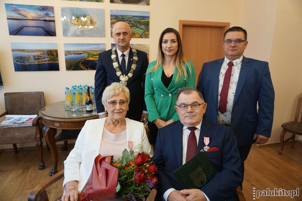 Ponad pół wieku idą wspólnie przez życie. Państwo Irena i Zygmunt Nowakowscy z Lasek Wielkich świętowali złote gody