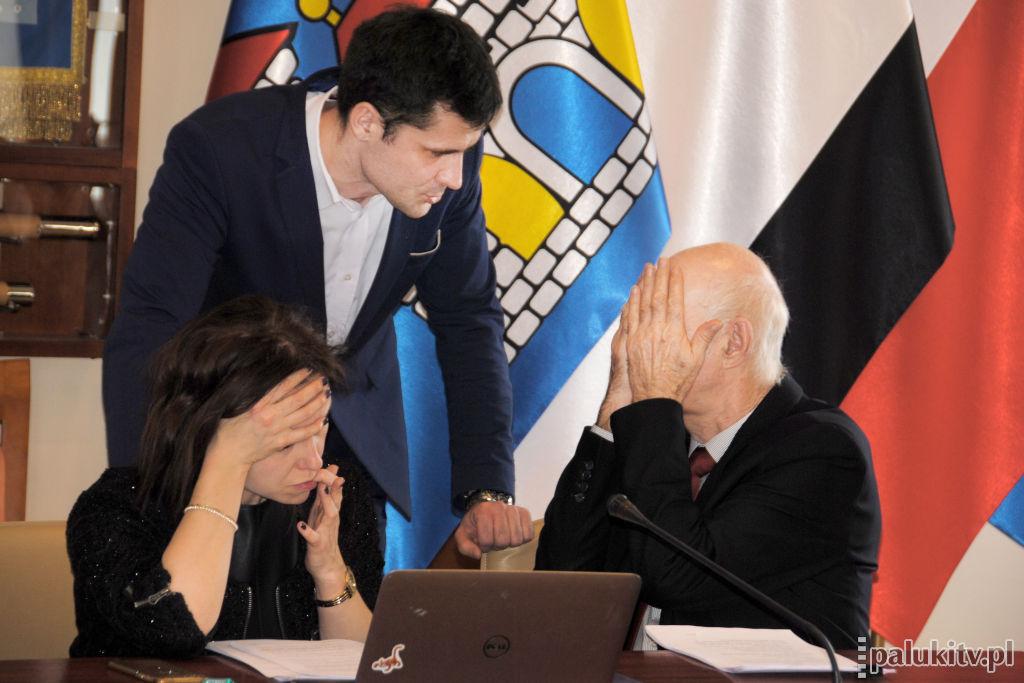Śniadanie na sali obrad radnych w Żninie: bierzesz kubek, łyżeczkę i do stołówki