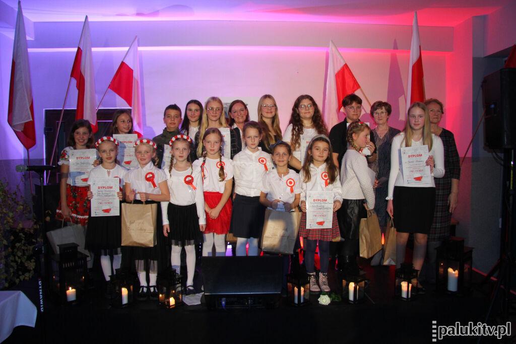 23 młodych łabiszynian recytowało patriotyczne wiersze. Julia, Antonina i Barbara najlepsze w swoich grupach