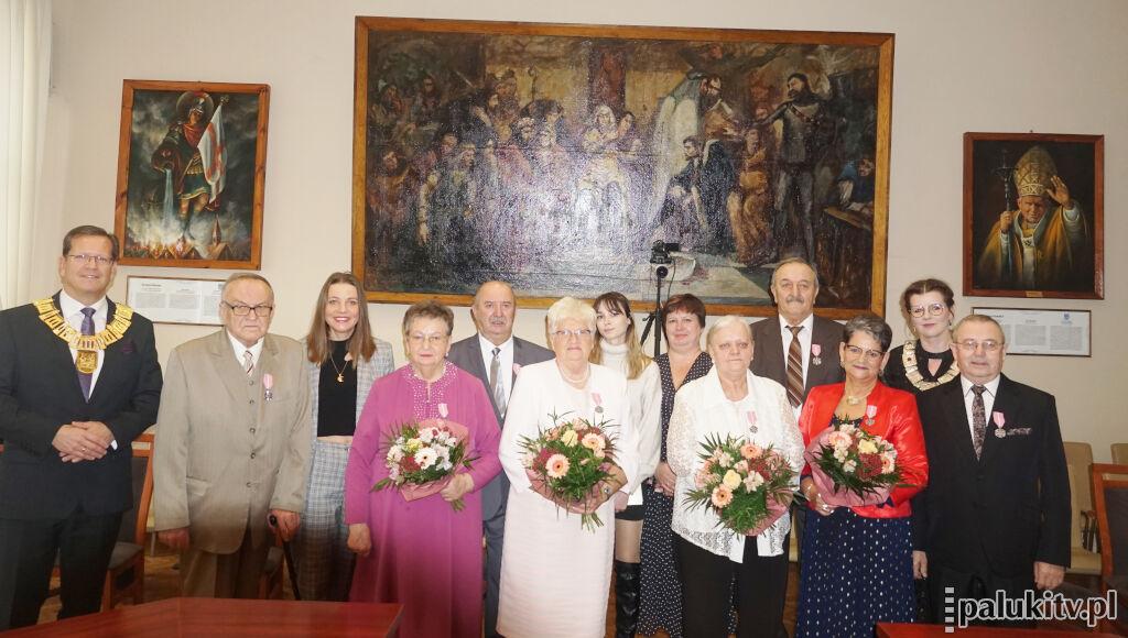 Pół wieku wspólnie podróżują przez życie. Złote Gody w żnińskim ratuszu