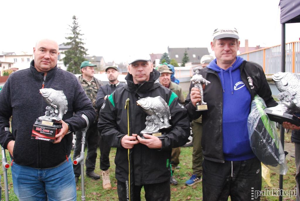 Wędkarz szubińskiego koła z pucharem starosty żnińskiego. Piotr Grzelaczyk zdobył też statuetkę za największą rybę