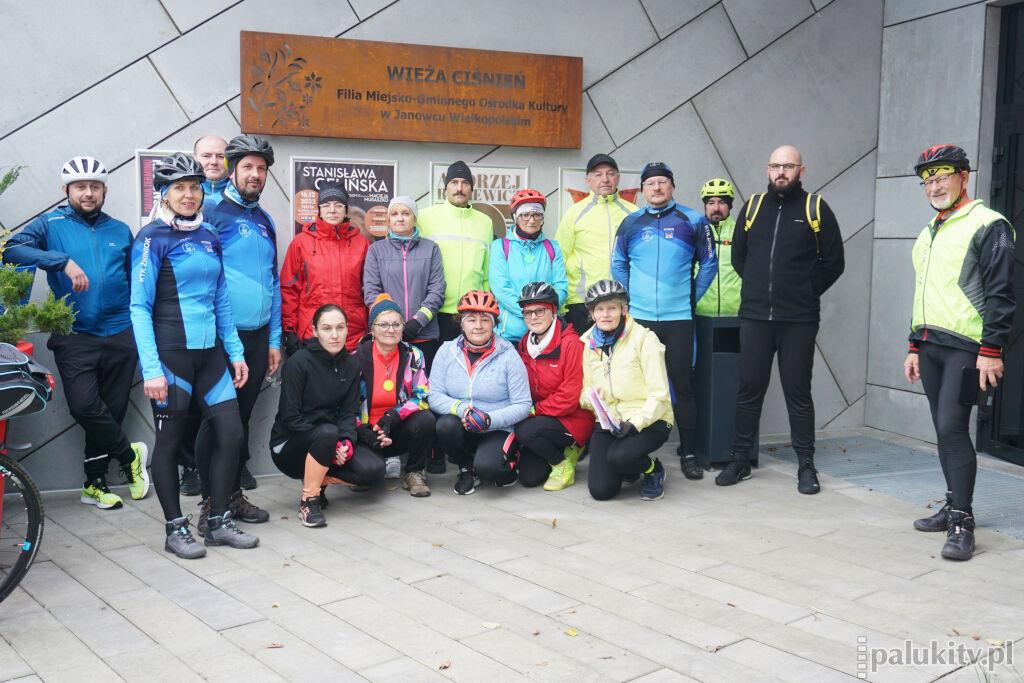 Na jednośladach pokonali blisko 40 km. Dotarli do ważnych punktów na mapie gminy Janowiec Wlkp. (zdjęcia)
