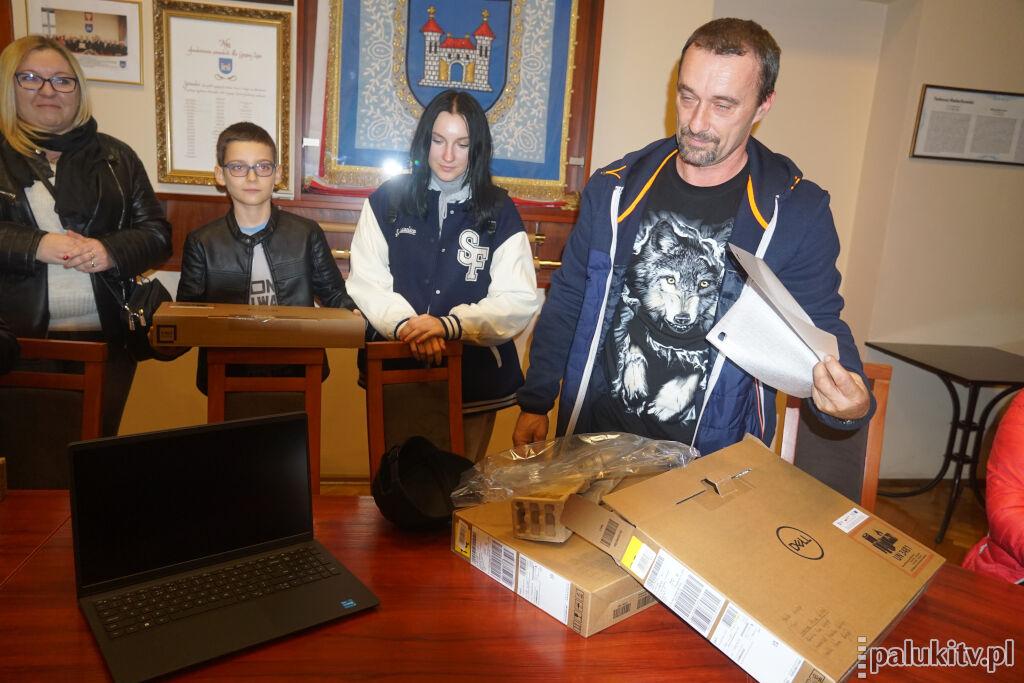 275 komputerów do rąk potomków pracowników PGR. Pierwsze laptopy z unijnego programu już wydane w Żninie (zdjęcia)