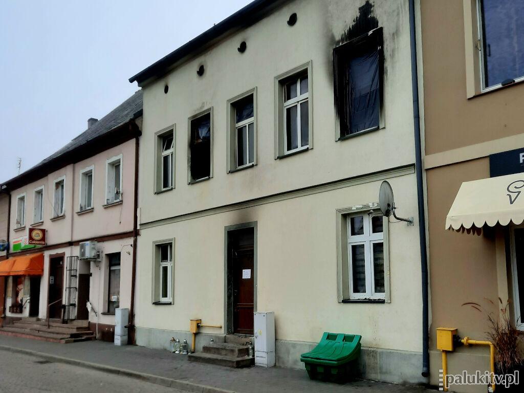 Po pożarze kamienicy w Łabiszynie. Mieszkania w spalonym budynku są w katastrofalnym stanie (zdjęcia)