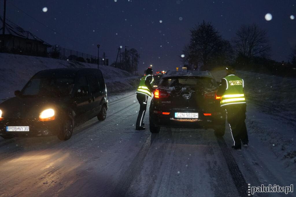 Zima zaskoczyła kierowców. Trudno pod górki w Barcinie i Żninie. Policjanci pomagają pchać samochody