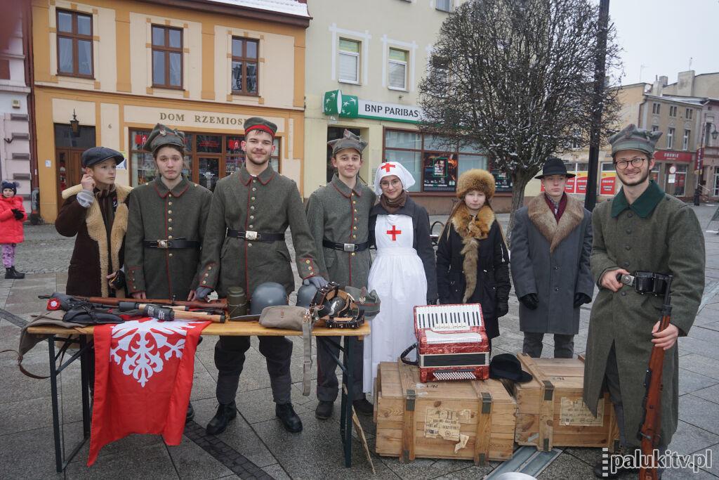 Powrót do przeszłości. Na rynku w Żninie powstało miasto wielkopolskie sprzed wieku (wideo + zdjęcia)