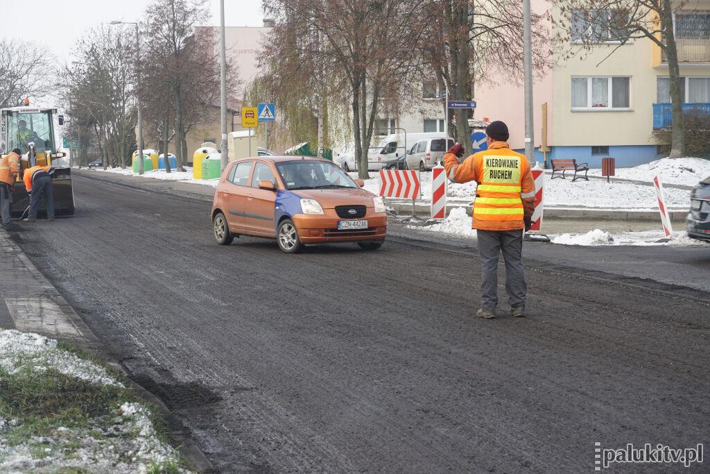 Dlaczego leją nowy asfalt na Aliantów w Żninie? 
