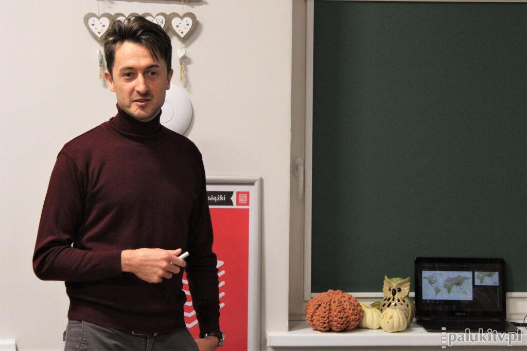Daniel Kocuj w łabiszyńskiej bibliotece. Z humorem i dramaturgią o podróży rowerem po Australii i Azji Południowo-Wschodniej