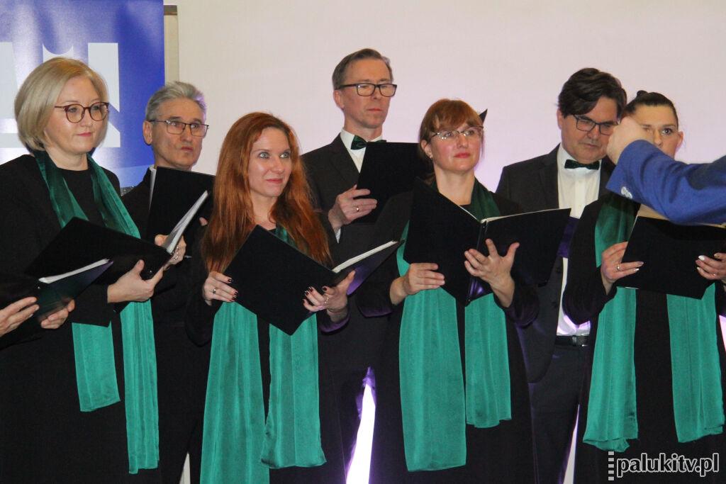Wyśmienita akustyka łabiszyńskiej wozowni. Piosenki Osieckiej i Andrusa w wykonaniu Chóru Kameralnego Cantus Amici zabrzmiały świetnie