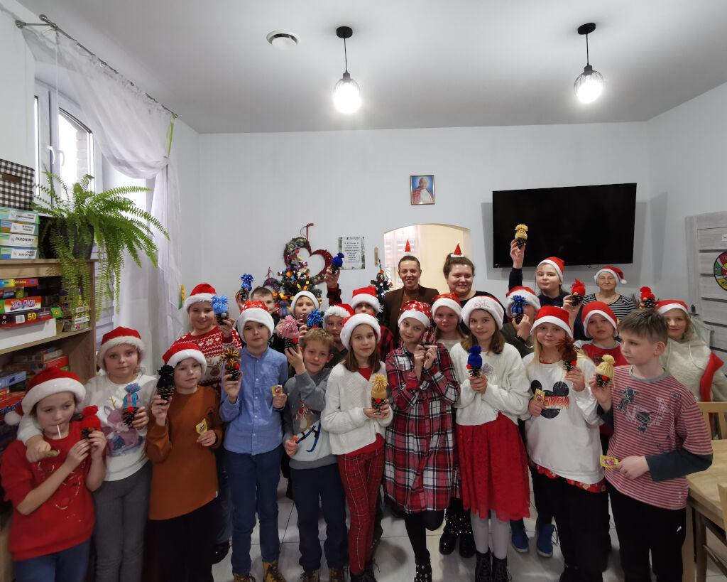 Dzieci z jedynki w Żninie świątecznie otulały seniorów w domu Kolej na radość