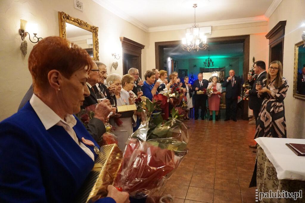 Poznawali się na wiejskich zabawach, a później stawali na ślubnym kobiercu. Pary z gminy Rogowo świętowały złote gody