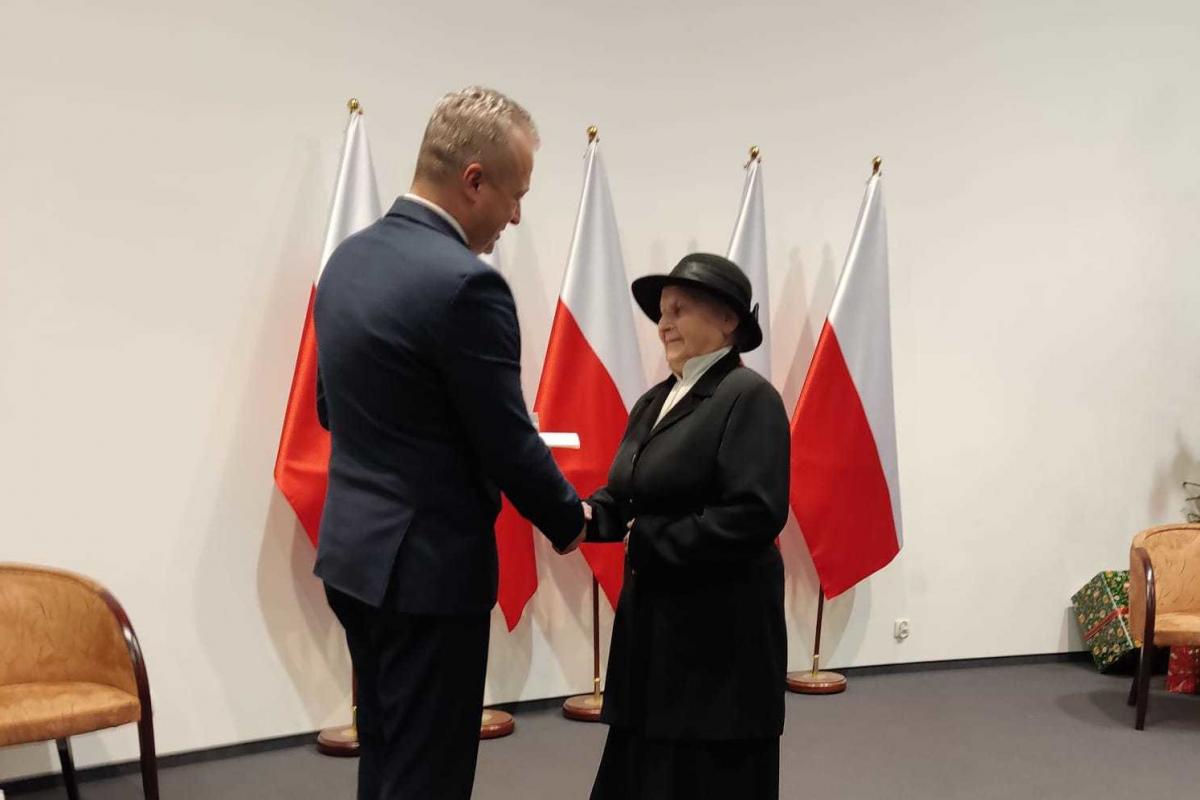 Anna i Bronisław Gilowie z Wenecji z Medalami 100-lecia Niepodległości od premiera 