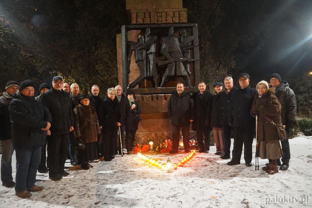 30 zniczy pod Pomnikiem Walki i Męczeństwa. Żnińska Solidarność uczciła pamięć ofiar stanu wojennego (wideo)