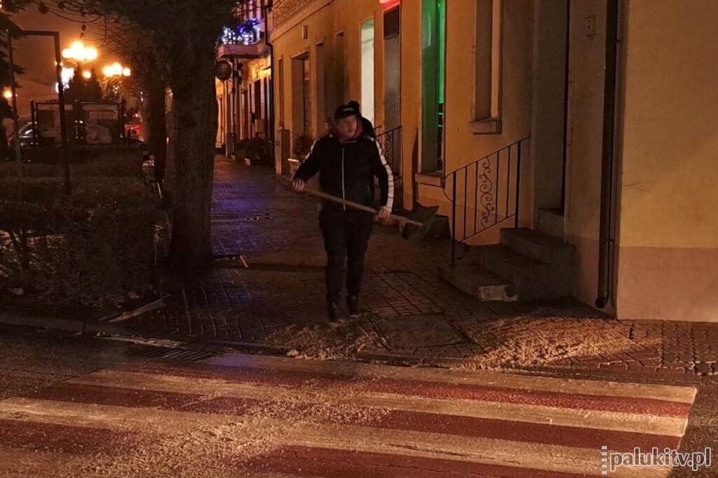 Całe Pałuki pod lodem. Deszcz zamarza na wychłodzonym bruku i asfalcie. Zablokowana DW 251 w Słębowie