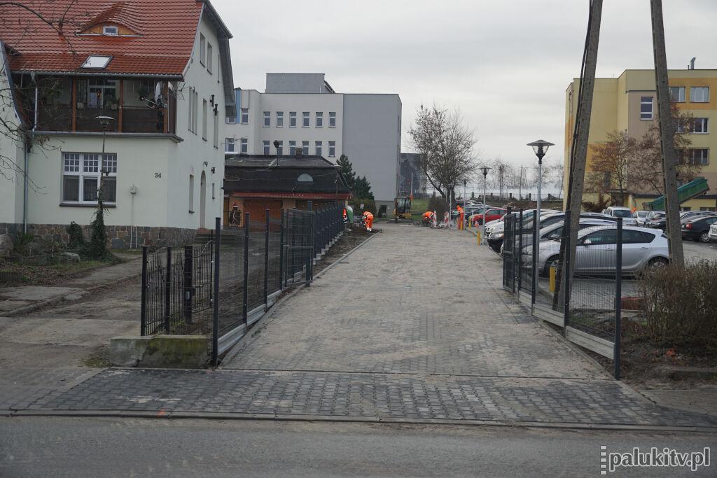 Parking szpitalny gotowy, wjazd do PCPR również