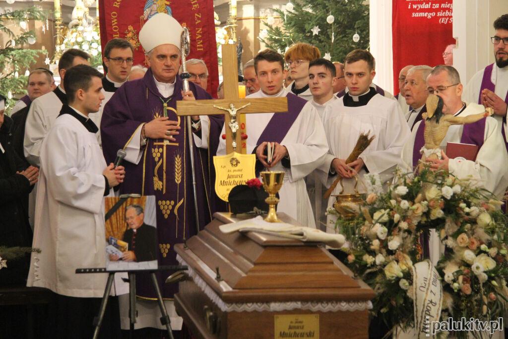 Ostatnie pożegnanie ks. Janusza Mnichowskiego. Biskup bydgoski: - Dziękuję za świadectwo życia kapłańskiego i gorliwą posługę (zdjęcia)