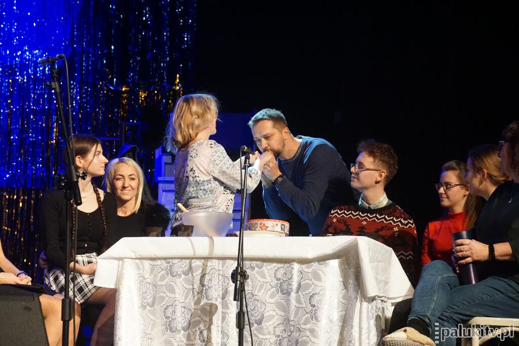 Gwiazdka u Dziubaków na jedenastym Krismas Szoł w Barcinie. Społeczność LO zebrała 2.300 złotych dla potrzebującej rodziny. Będzie patron liceum