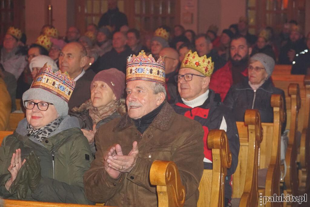 Połączone chóry wielbiły dzieciątko Jezus w barcińskiej świątyni (wideo + zdjęcia)