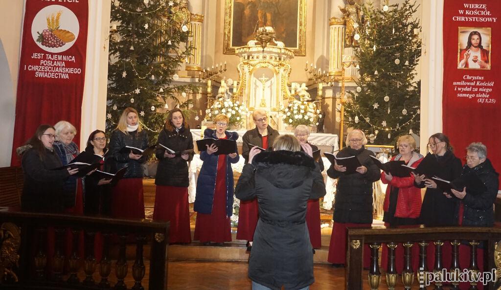 Kolędy a cappella w żnińskiej farze. Vivace Canto i Moniuszko oczarowały publiczność (wideo + zdjęcia)