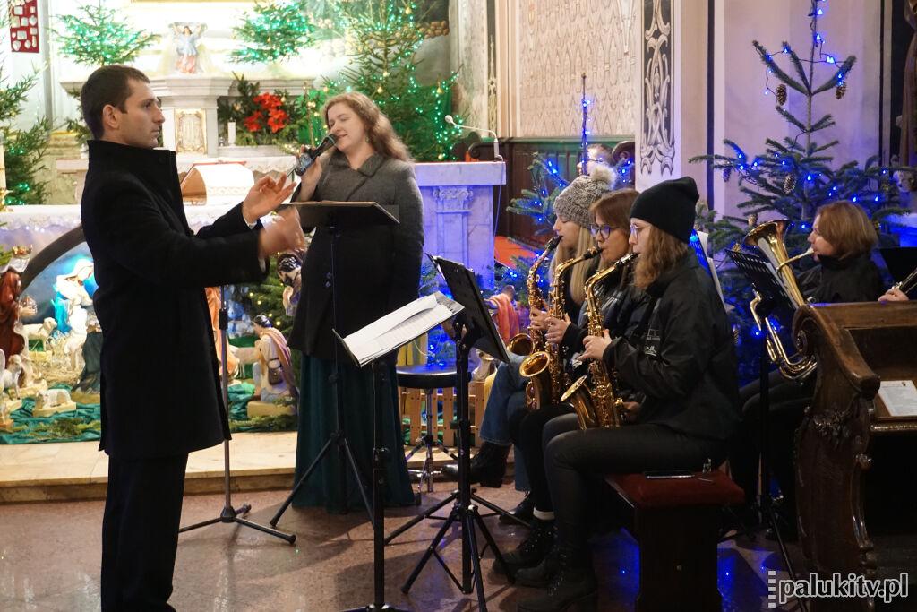 W Kcyni śpiewem i grą na instrumentach dętych wielbili nowonarodzone Dziecię (wideo + zdjęcia)