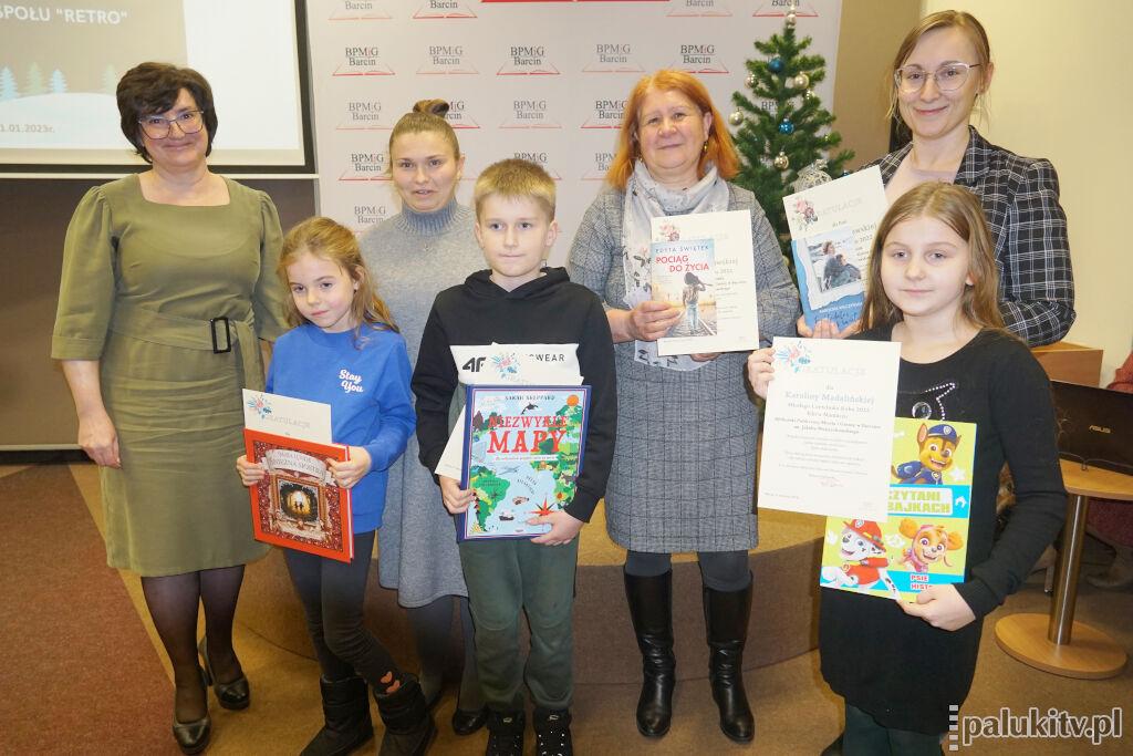 Dorosła Czytelniczka roku 2022 w Barcinie wypożyczyła 338 książek. Galę w bibliotece uświetnił zespół Retro (wideo + zdjęcia)