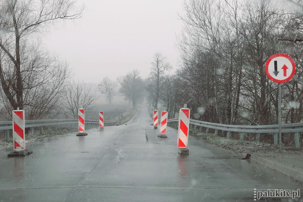 W Lubostroniu przed mostem osuwa się nasyp