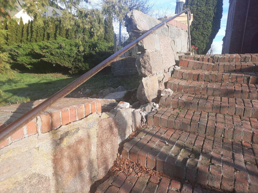 Runął fragment przykościelnego muru w Lubczu. Parafianie czekają na reakcję proboszcza