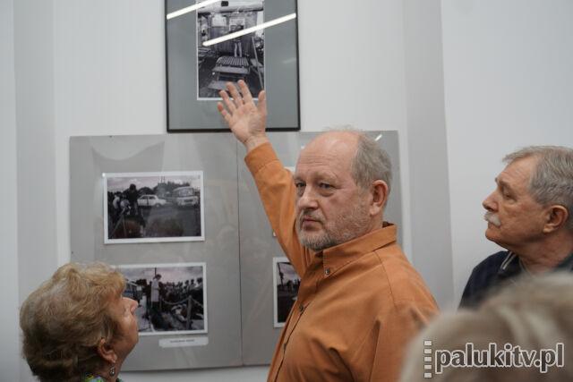 Czarno-białe reporterskie fotografie Aleksandra Matczyńskiego w janowieckiej Wieży Ciśnień 