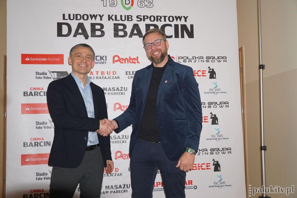 Nowe otwarcie Dębu Barcin. Chcą stworzyć piłkarską akademię. Zaprosili Mariusza Rumaka (wideo + zdjęcia)